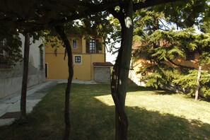 Property grounds - Erica / Cornflower two-room apartment (Guardia)