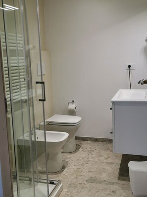 Shower, bidet - Erica / Cornflower two-room apartment (Guardia)