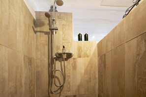 Shower, hair dryer, towels - Adults-Only Holiday Home Alma Eco-Rustic with Shared Pool and Terrace (La Fuentita)