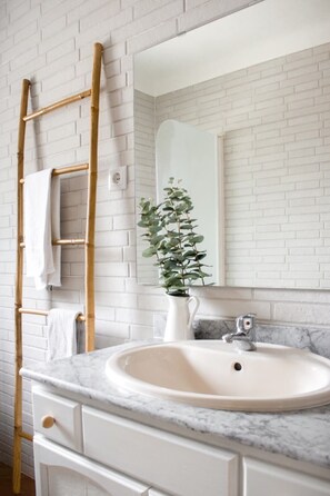 Bathtub, hair dryer, towels