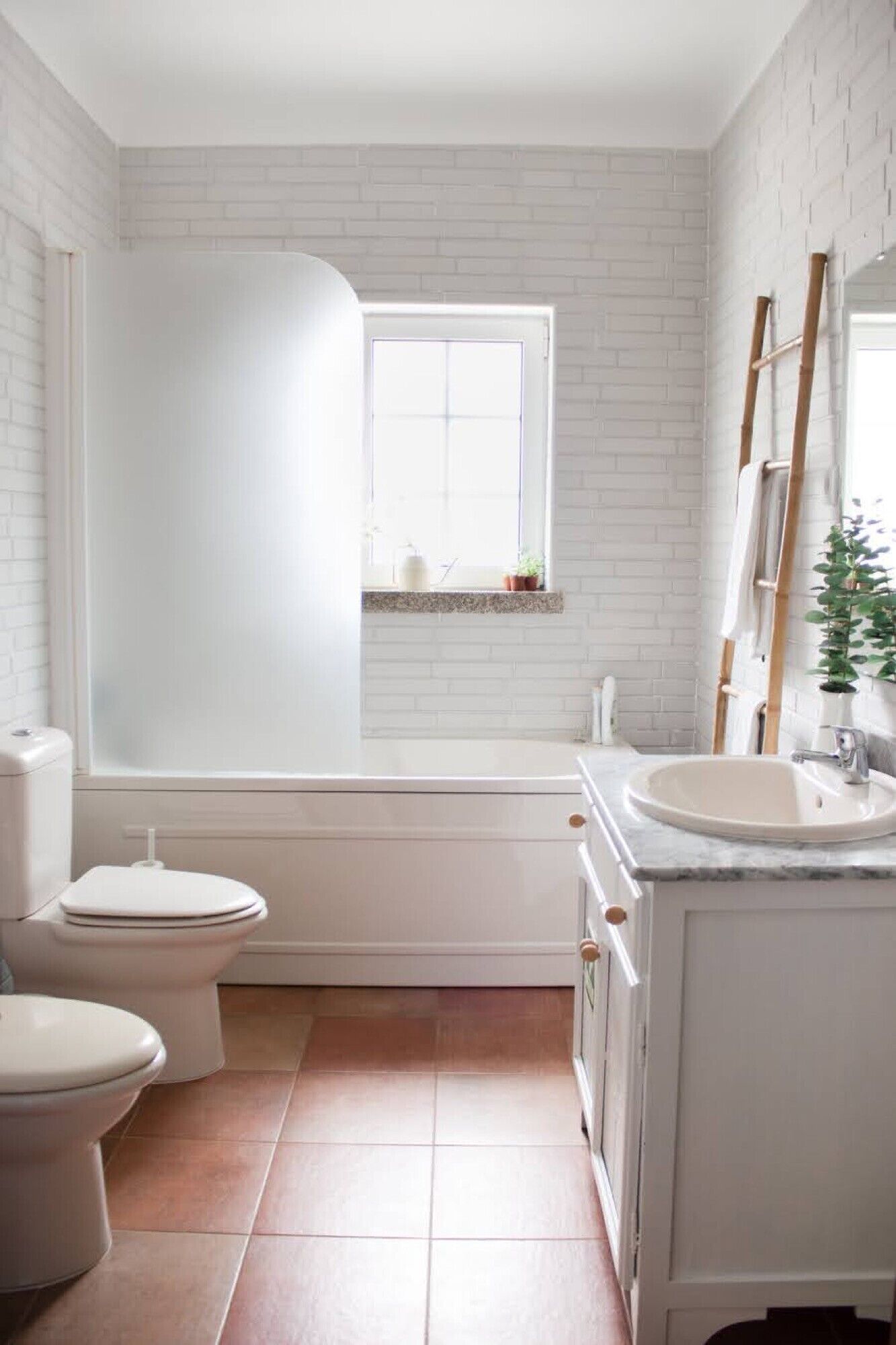 浴槽、ヘアドライヤー、タオル