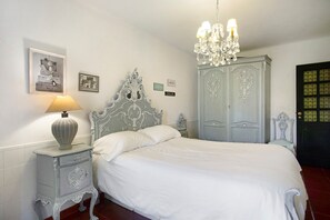 5 bedrooms, iron/ironing board, free WiFi, bed sheets