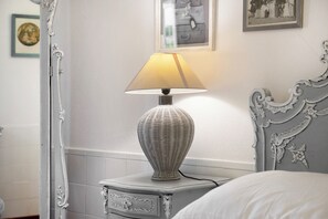 5 عدّة غرف نوم ومكواة/لوح كي وواي فاي مجان�ًا وملاءات أسرّة