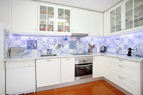 Family-Friendly Vacation Home 'Casa Alfeizerão' with Garden & Wi-Fi