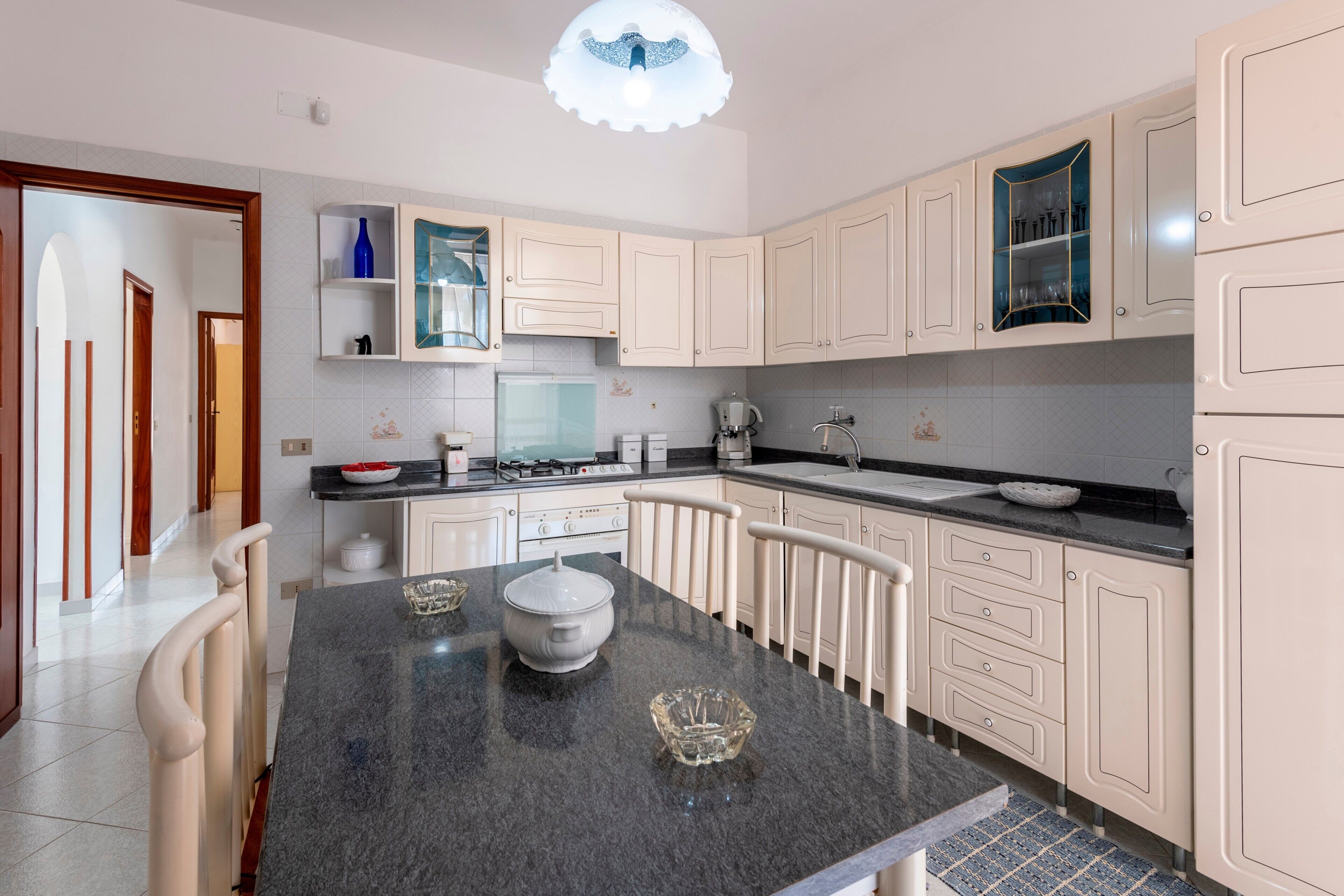 Réfrigérateur, plaque de cuisson, cafetière/bouilloire