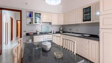 Een koelkast, een kookplaat, een koffiezetapparaat/waterkoker