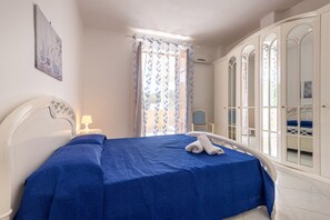 2 bedrooms, iron/ironing board, free WiFi - Apartment 'Casa Viola' close to the Sea with Wi-Fi (Trappeto)