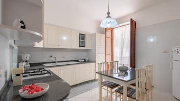 Réfrigérateur, plaque de cuisson, cafetière/bouilloire