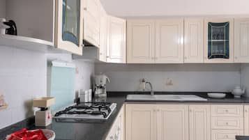 KĂŒhlschrank, Herdplatte, Wasserkocher mit Kaffee-/Teezubehör