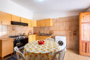 Fridge, oven, stovetop, coffee/tea maker