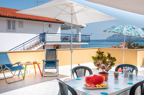 Casa Viola Apartment with Sea View, Terrace and Wi-Fi