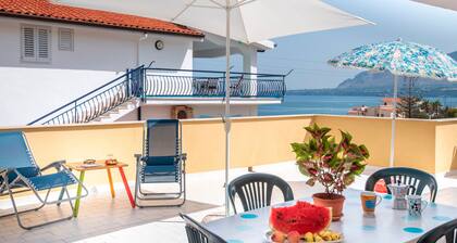 Casa Viola Apartment with Sea View, Terrace and Wi-Fi