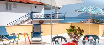Casa Viola Apartment with Sea View, Terrace and Wi-Fi