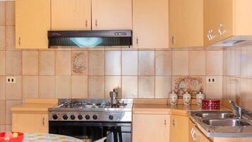 Een koelkast, een oven, een kookplaat, een koffiezetapparaat/waterkoker