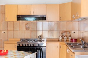 Réfrigérateur, four, plaque de cuisson, cafetière/bouilloire