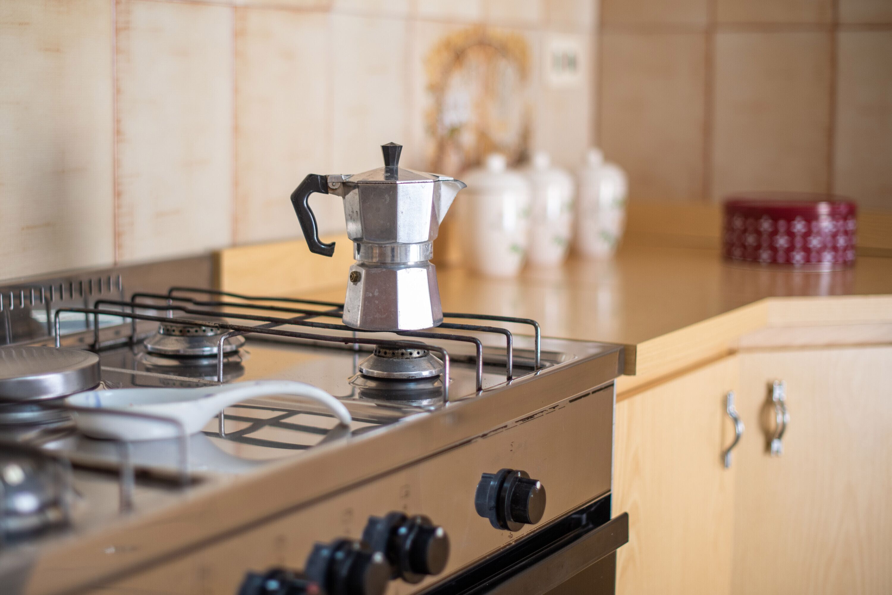 Kühlschrank, Ofen, Herdplatte, Wasserkocher mit Kaffee-/Teezubehör