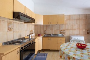 Frigorifero, forno, piano cottura, macchina per tè/caffè