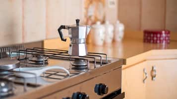 冷蔵庫、オーブン、コンロ、コーヒー / ティーメーカー