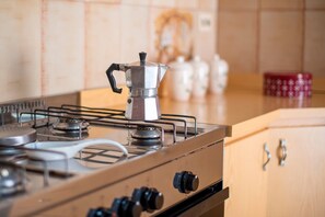 Fridge, oven, stovetop, coffee/tea maker
