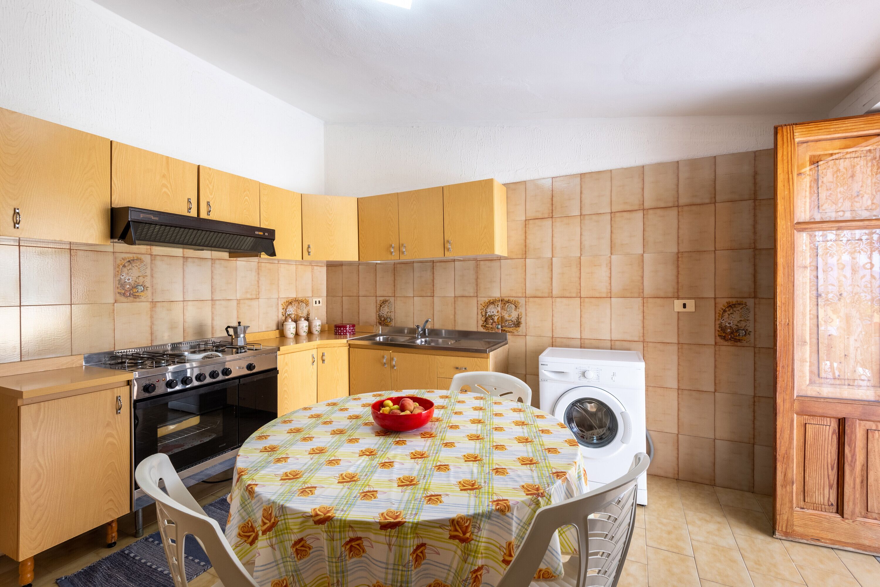 Fridge, oven, stovetop, coffee/tea maker