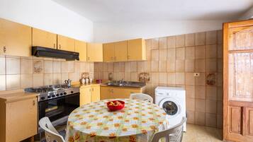 Fridge, oven, stovetop, coffee/tea maker