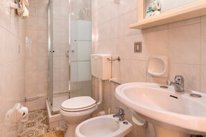 Bruser, gratis toiletartikler, hårtørrer, håndklæder