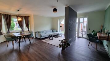 Smart-TV, Kamin, Bücher