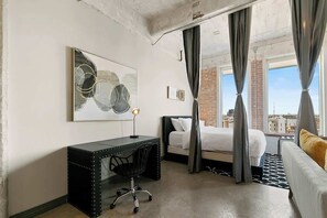 2 bedrooms, iron/ironing board, free WiFi, bed sheets - Downtown Loft Near Convention Ctr (Dallas)