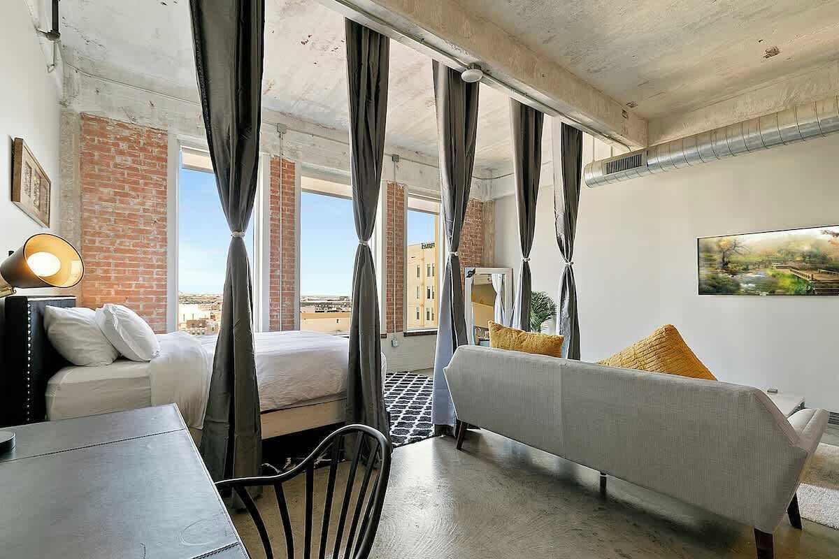 2 habitaciones, escritorio, tabla de planchar con plancha y wifi gratis 