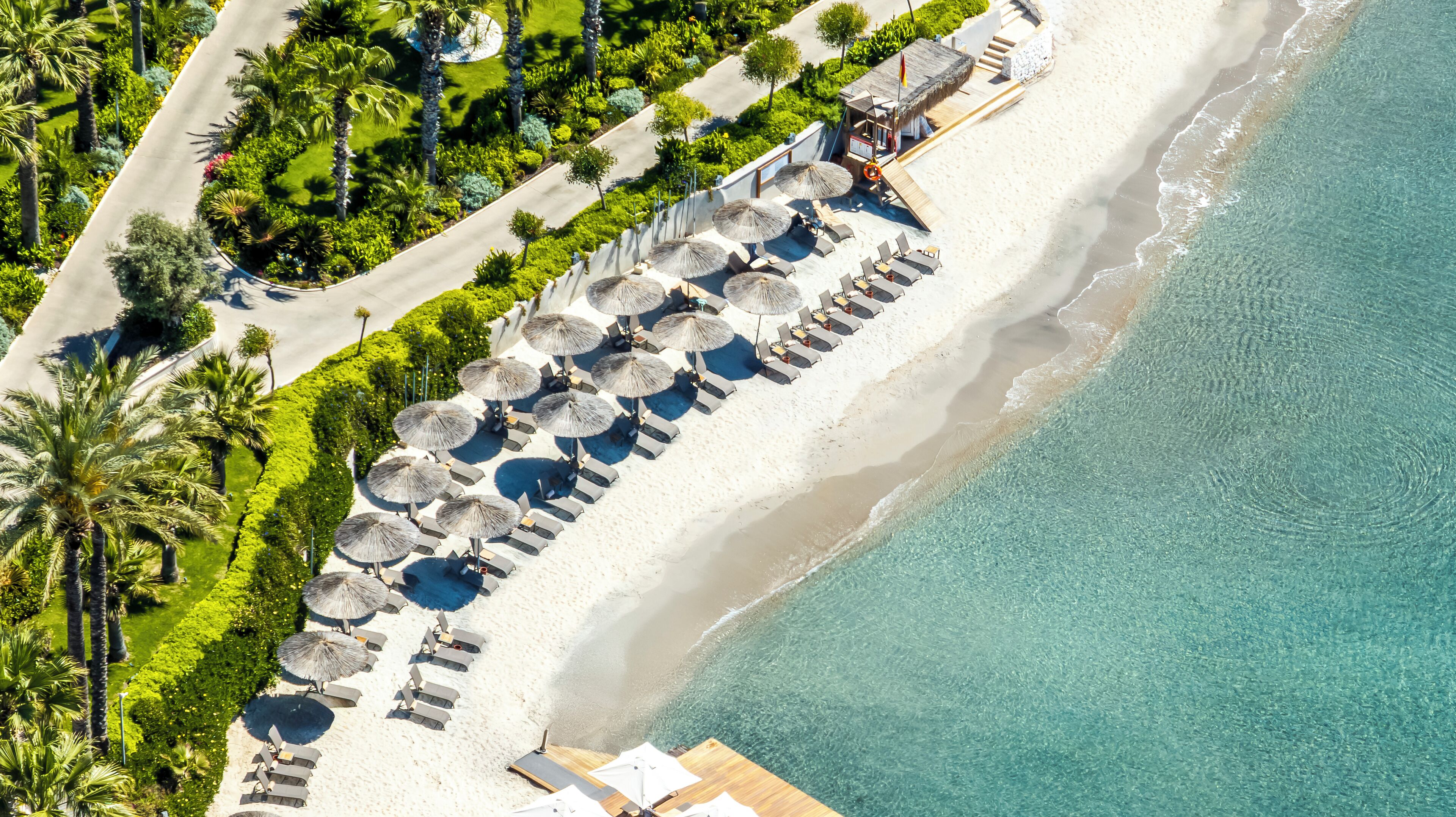 Privatstrand, weißer Sandstrand, Liegestühle, Sonnenschirme