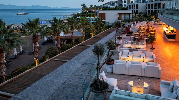 A rooftop terrace with outdoor seating, a pool, and a view of the sea. - Mirada Exclusive Bodrum (Bodrum)