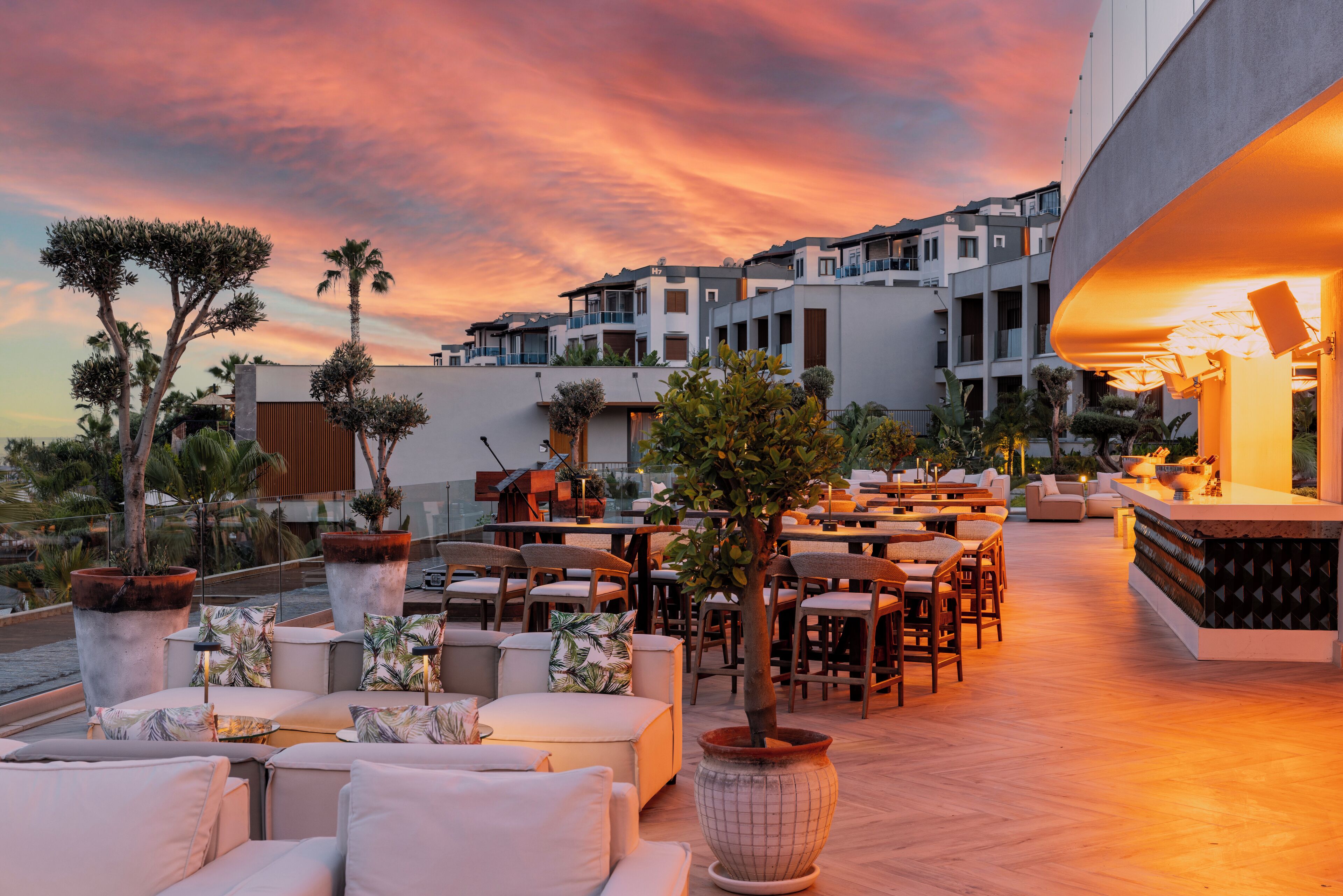 6 Bars/Lounges, 2 Strandbars, Bar im Pool
