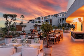 6 bars/lounges, 2 beach bars, swim-up bar