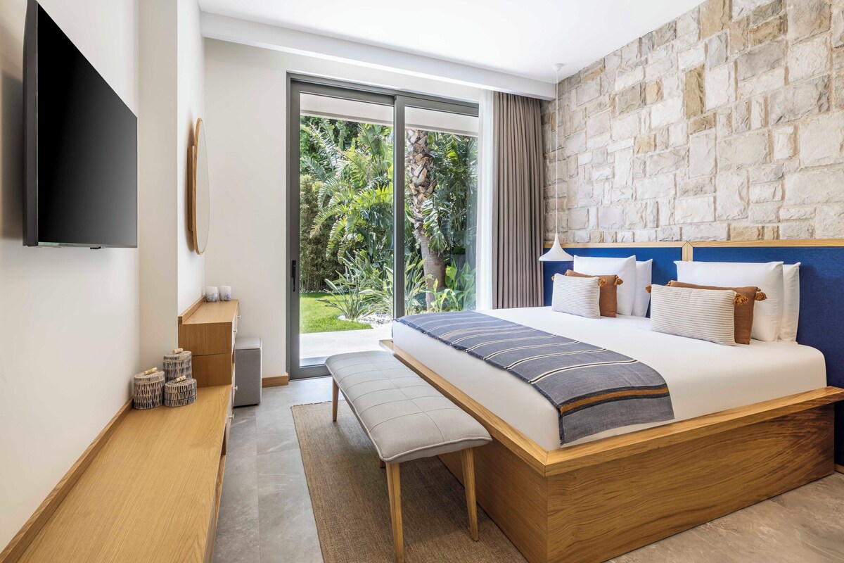 Premium bedding, minibar (free items), in-room safe, cribs (free)