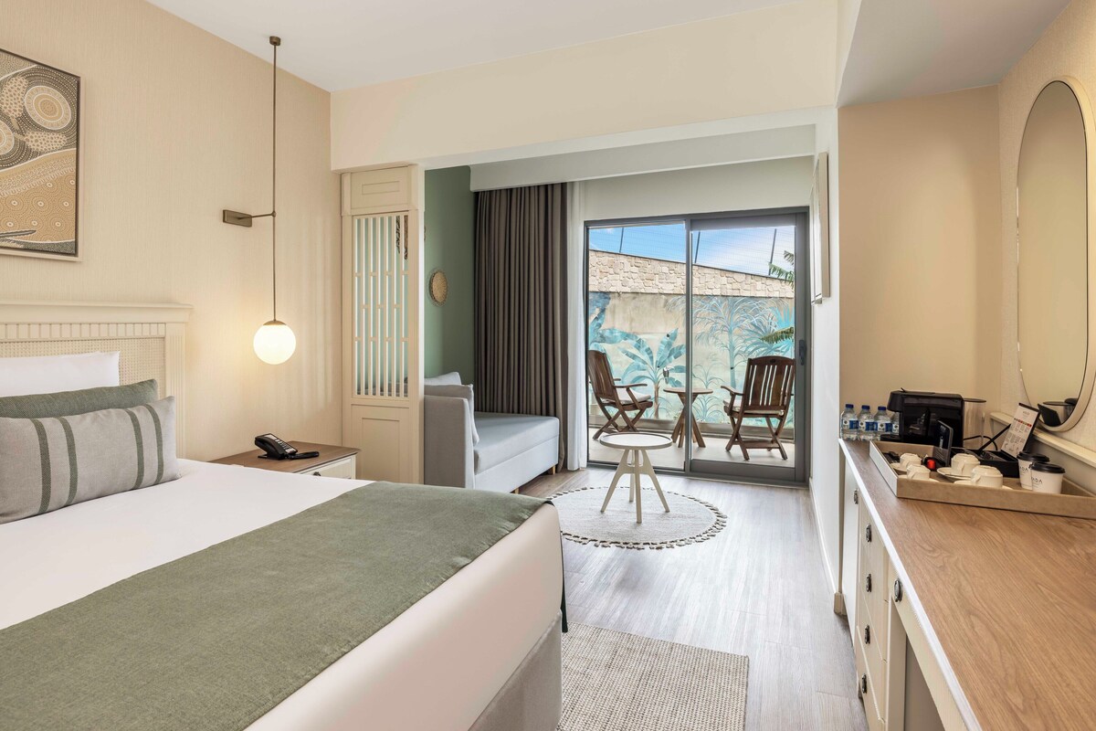 Premium bedding, minibar (free items), in-room safe, cribs (free)