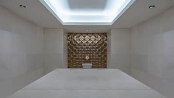 Un baño moderno con tragaluz, un diseño de pared con patrón geométrico y un estilo minimalista.