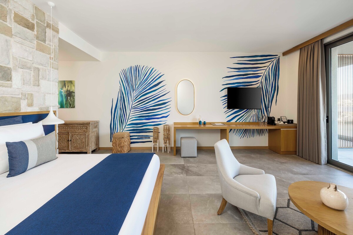Premium bedding, minibar (free items), in-room safe, cribs (free)