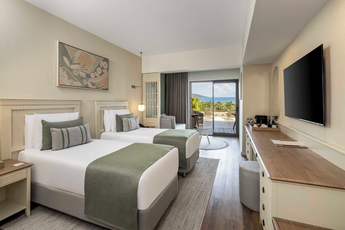 Premium bedding, minibar (free items), in-room safe, cribs (free)