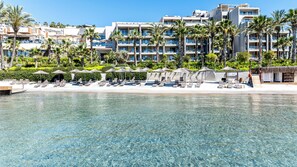 Privat strand, hvit sand, buss til stranden (inkludert) og solsenger