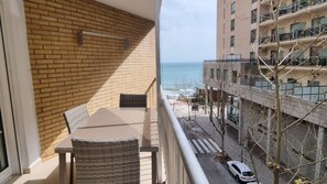 Outdoor dining - Damara- modern one  bedroom apartment only 30m from the sea (Calp)