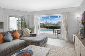 Smart TV - CAPRI PARADISE! Beautiful waterfront home. Private heated pool and dock (Naples)