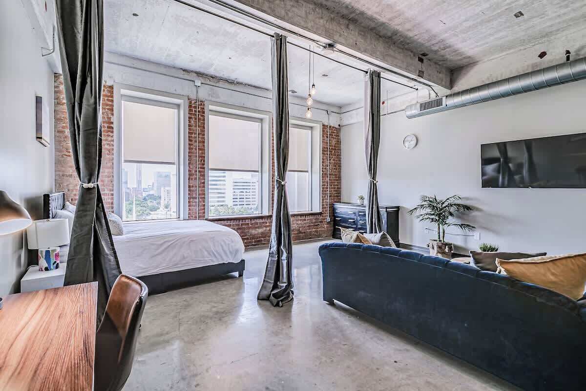 3 bedrooms, desk, iron/ironing board, travel crib