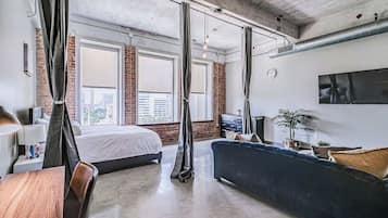 3 bedrooms, desk, iron/ironing board, travel crib