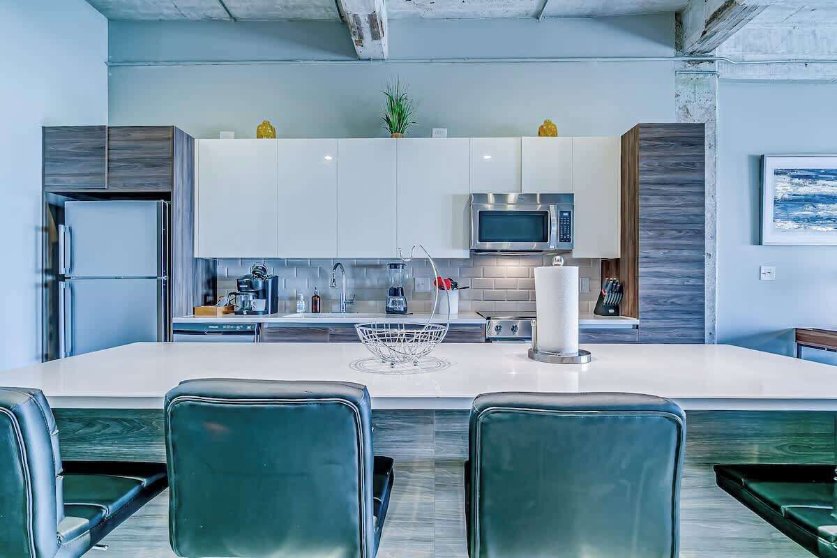 Réfrigérateur, four à micro-ondes, un four, surface de cuisson