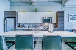 雪櫃、微波爐、焗爐、爐具