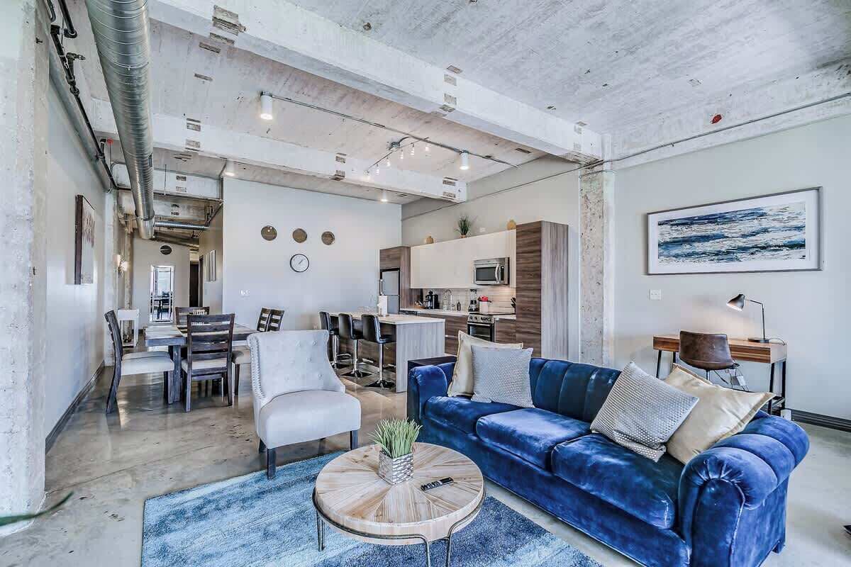 Televisión y oficina 