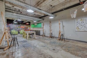 Game room - Downtown Loft: Walk to Convention (Dallas)