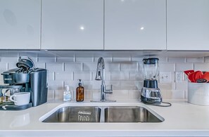 Fridge, microwave, oven, stovetop - Downtown Loft: Walk to Convention (Dallas)