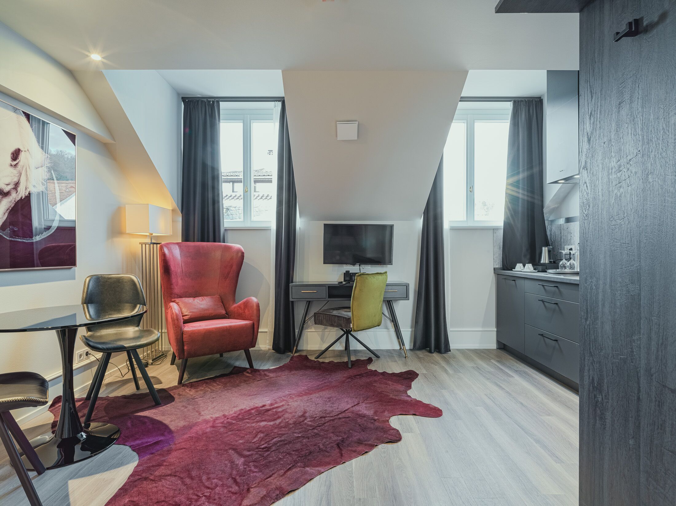 Exclusive Studio Suite | Living area | 110-cm flat-screen TV with satellite channels, TV