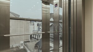 An elevator with a view of buildings outside. - BS Boutique Hotel (Heidelberg)